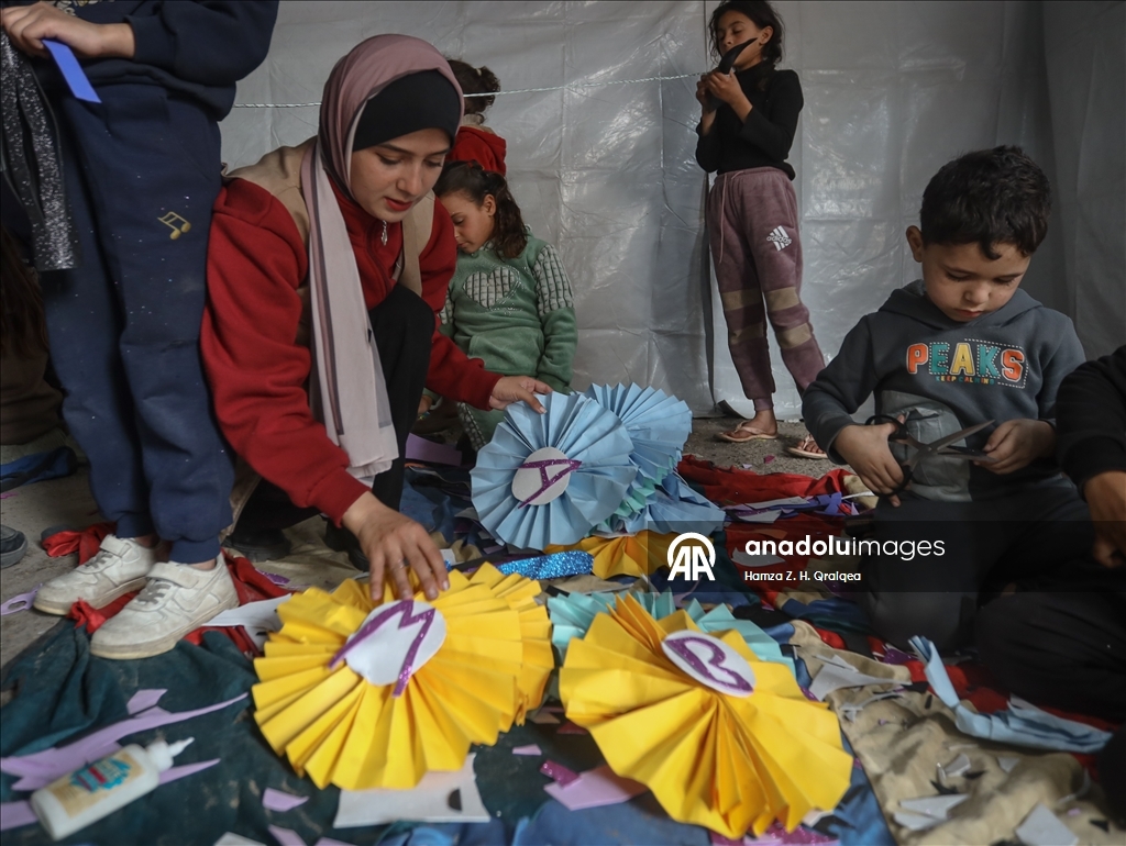 غزة.. مبادرة لتزيين الخيام وصناعة فوانيس بأيدي الأطفال استعدادًا لرمضان