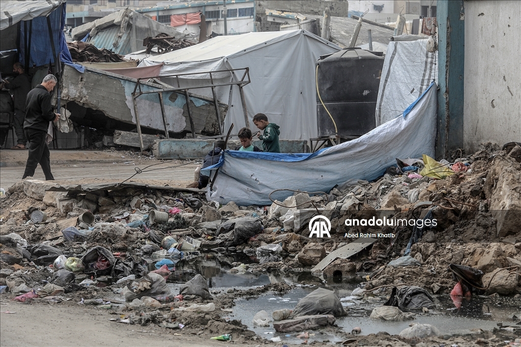Han Yunus’ta çöp ve kanalizasyon krizi, yerinden edilen Filistinlilerin yaşamını tehdit ediyor