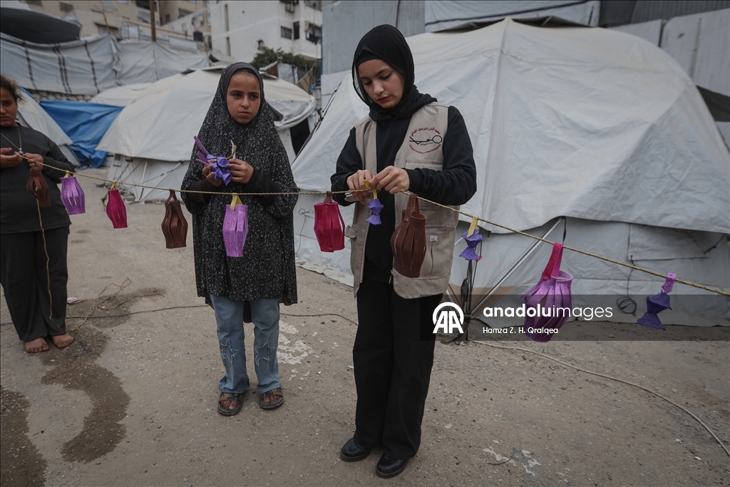 غزة.. مبادرة لتزيين الخيام وصناعة فوانيس بأيدي الأطفال استعدادًا لرمضان