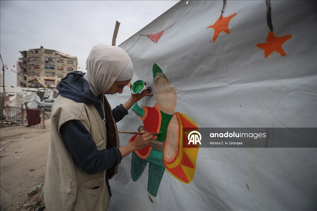 غزة.. مبادرة لتزيين الخيام وصناعة فوانيس بأيدي الأطفال استعدادًا لرمضان