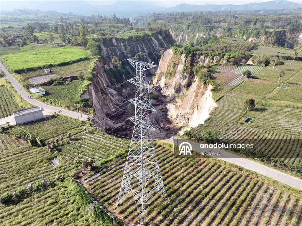 Endonezya’da 100 metre derinliğinde toprak çökmesi meydana geldi