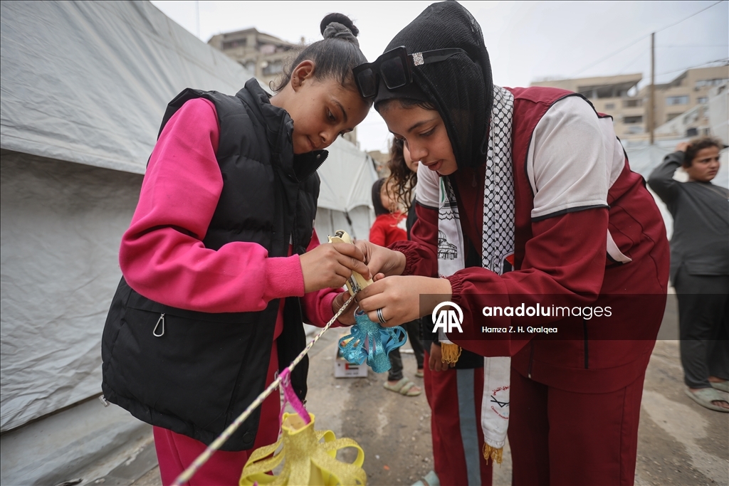 غزة.. مبادرة لتزيين الخيام وصناعة فوانيس بأيدي الأطفال استعدادًا لرمضان