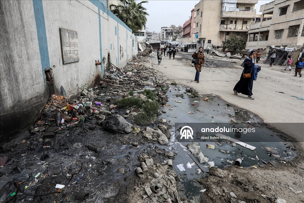 Han Yunus’ta çöp ve kanalizasyon krizi, yerinden edilen Filistinlilerin yaşamını tehdit ediyor