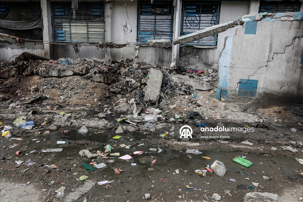Han Yunus’ta çöp ve kanalizasyon krizi, yerinden edilen Filistinlilerin yaşamını tehdit ediyor