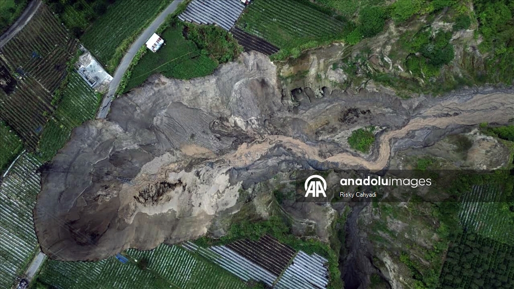 Endonezya’da 100 metre derinliğinde toprak çökmesi meydana geldi