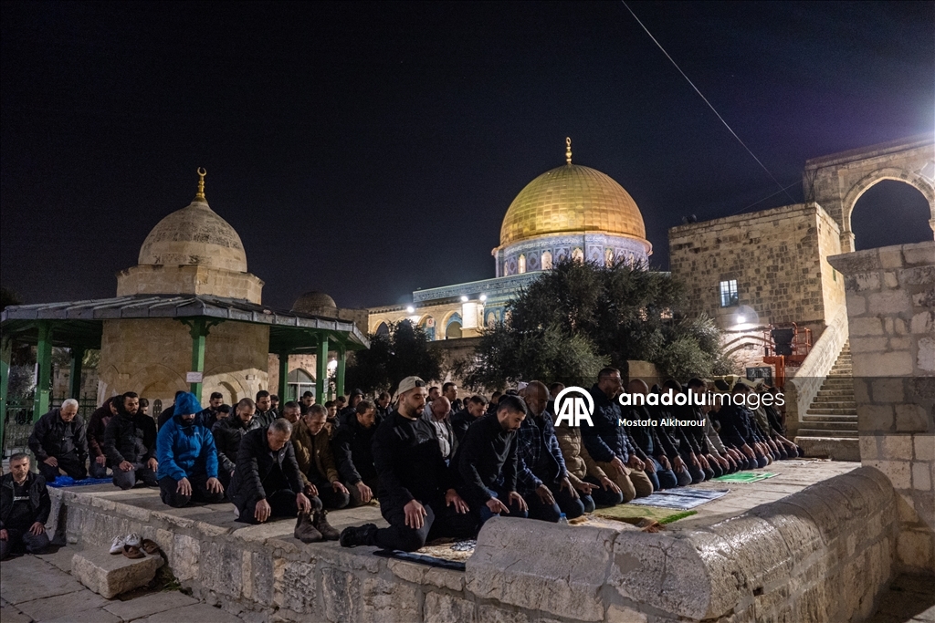 القدس.. آلاف الفلسطينيين يقيمون التراويح بالمسجد الأقصى