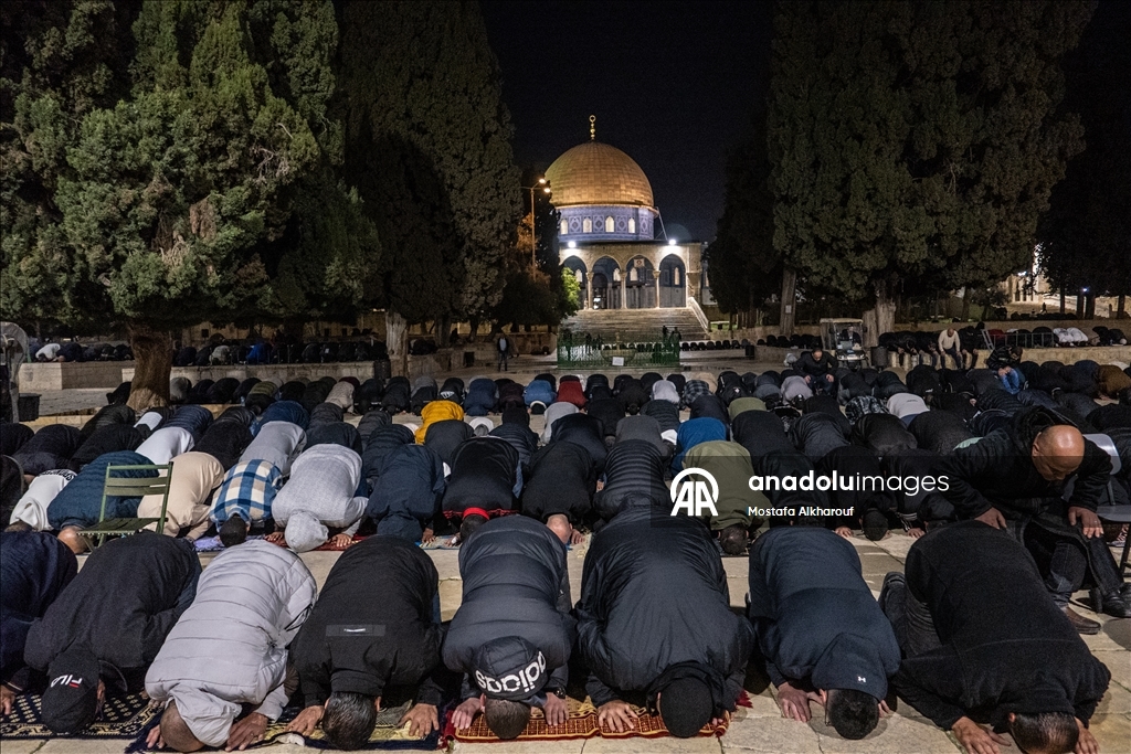 القدس.. آلاف الفلسطينيين يقيمون التراويح بالمسجد الأقصى