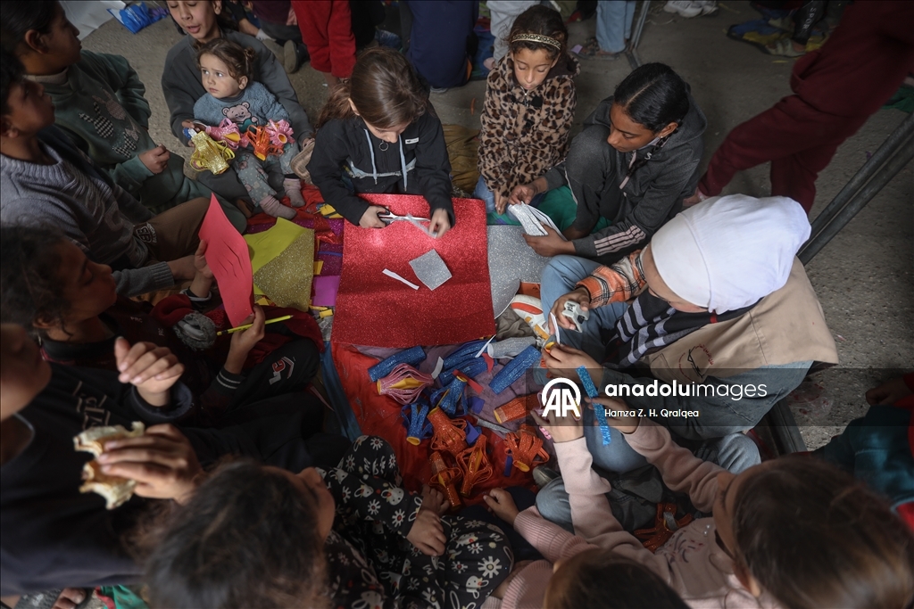 غزة.. مبادرة لتزيين الخيام وصناعة فوانيس بأيدي الأطفال استعدادًا لرمضان