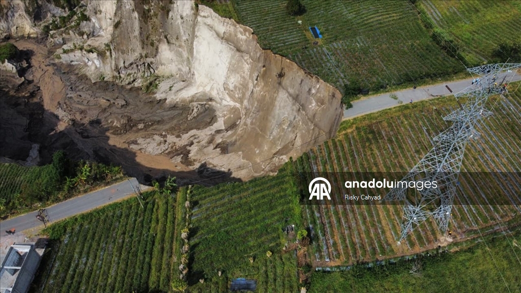 Endonezya’da 100 metre derinliğinde toprak çökmesi meydana geldi
