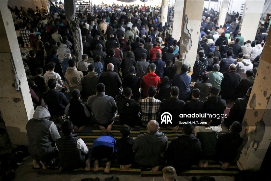 Gazze'de yıkımın gölgesinde ramazan ayının ilk teravih namazı kılındı