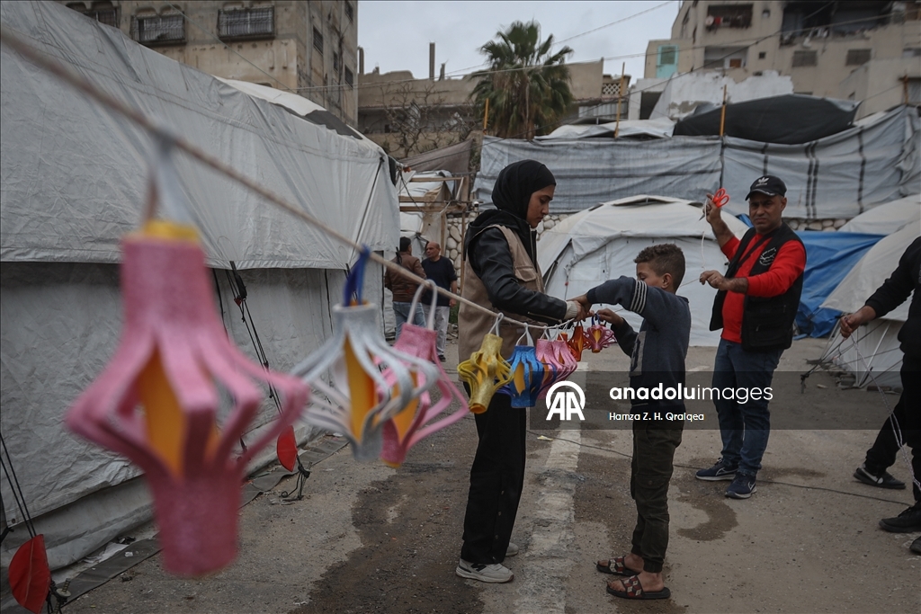 غزة.. مبادرة لتزيين الخيام وصناعة فوانيس بأيدي الأطفال استعدادًا لرمضان