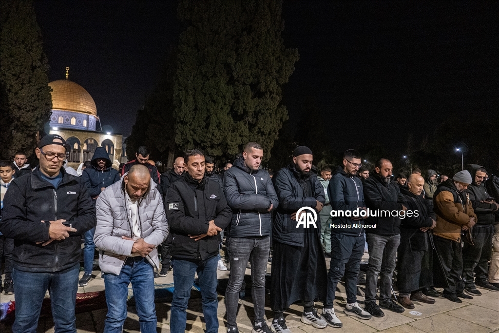 القدس.. آلاف الفلسطينيين يقيمون التراويح بالمسجد الأقصى