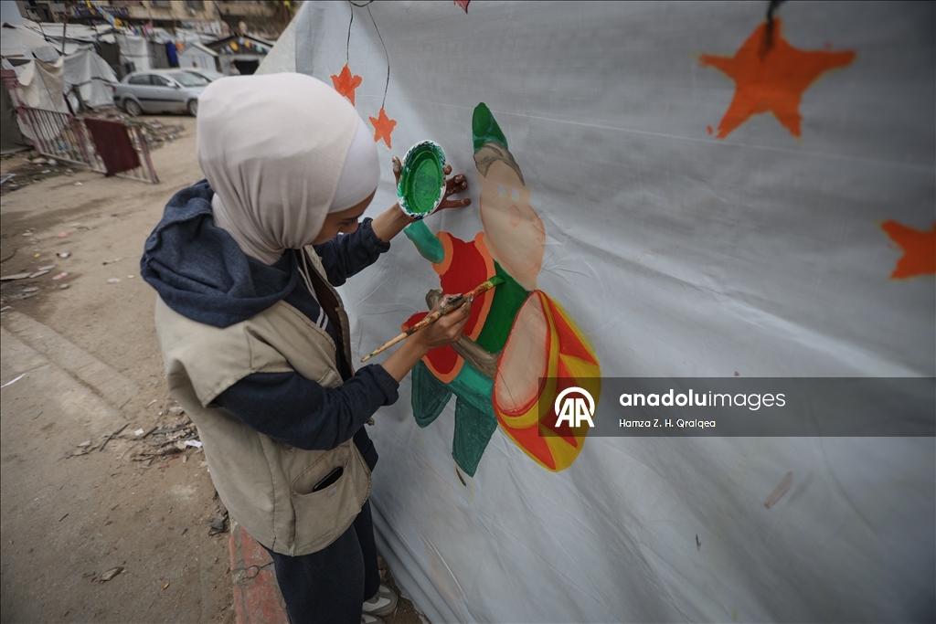 غزة.. مبادرة لتزيين الخيام وصناعة فوانيس بأيدي الأطفال استعدادًا لرمضان