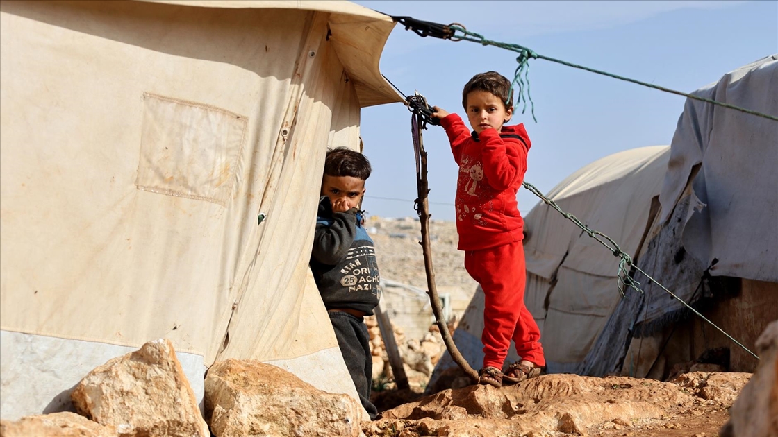 Suriye’nin kuzeybatısındaki kamplarda yaşayanlar ramazan ayına zor şartlarda giriyor