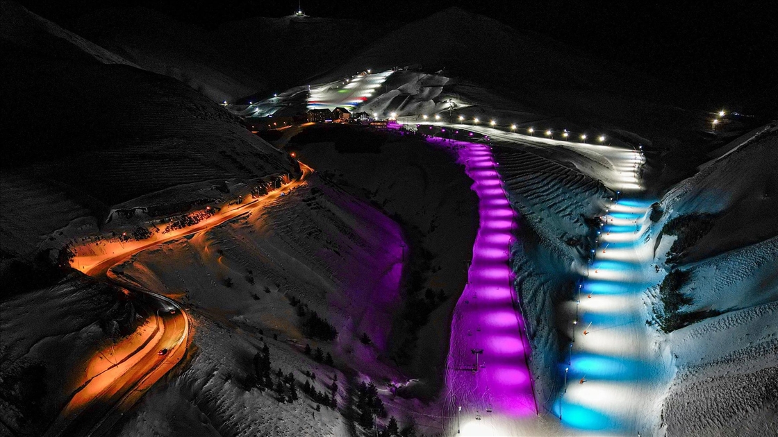 Palandöken'de gece kayağı görsel şölene dönüşüyor