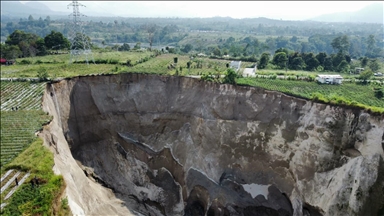 Endonezya’da 100 metre derinliğinde toprak çökmesi meydana geldi