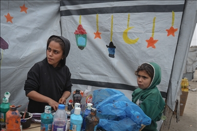 غزة.. مبادرة لتزيين الخيام وصناعة فوانيس بأيدي الأطفال استعدادًا لرمضان