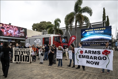 إسرائيليون أمام معرض أسلحة بتل أبيب: تستخدمون غزة مختبر تجارب