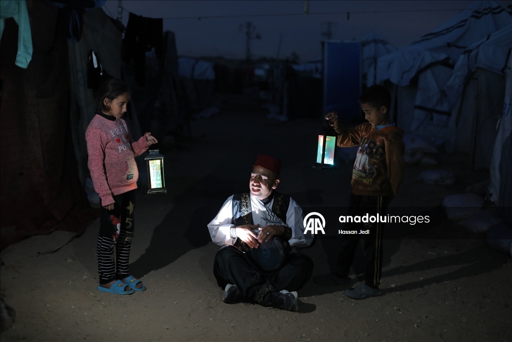 Палестинец дарит детям атмосферу Рамадана