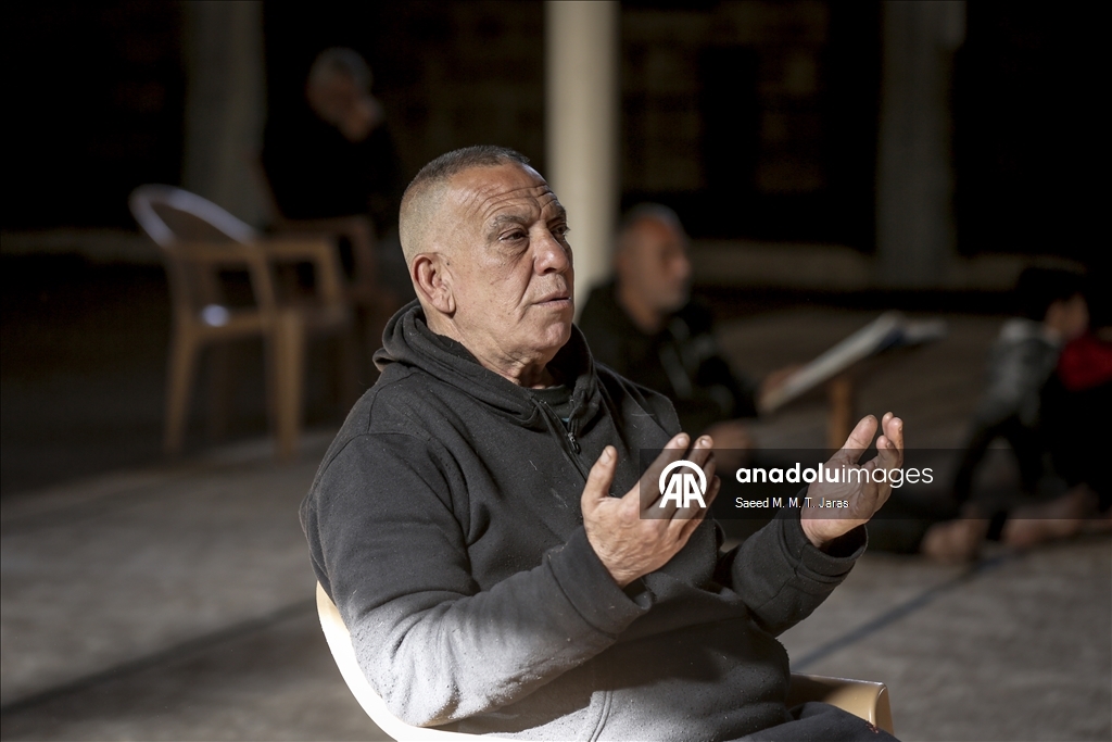 Gazze’de ramazan ayının ilk günü, vatandaşlar camilerde Kur’an-ı Kerim okuyarak geçirdi