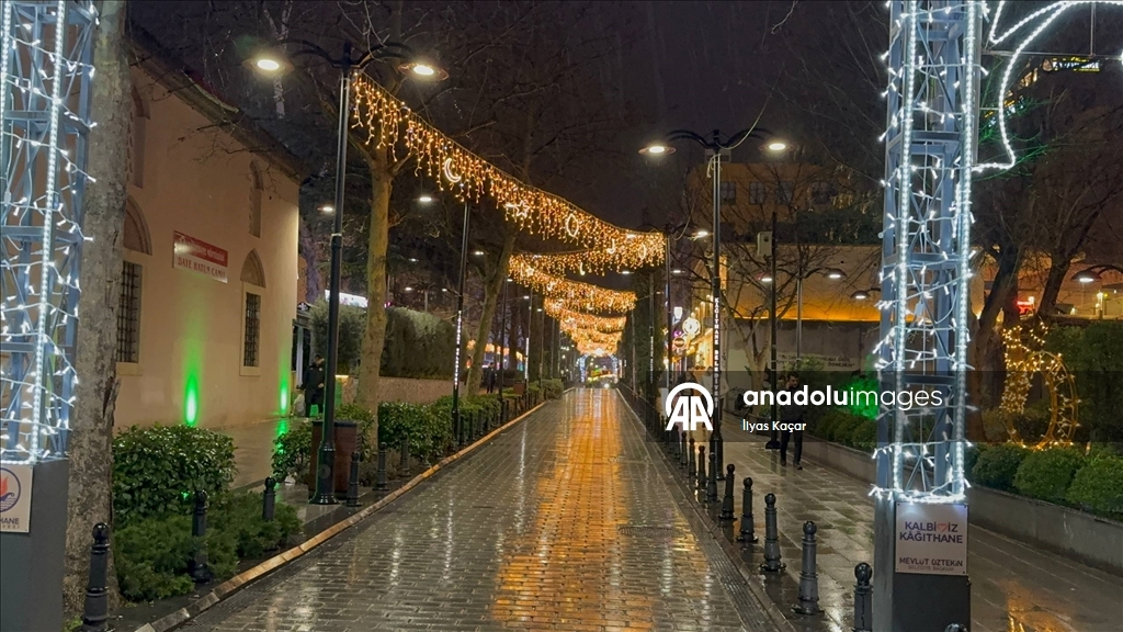 Улицы Стамбула украшены к Рамазану