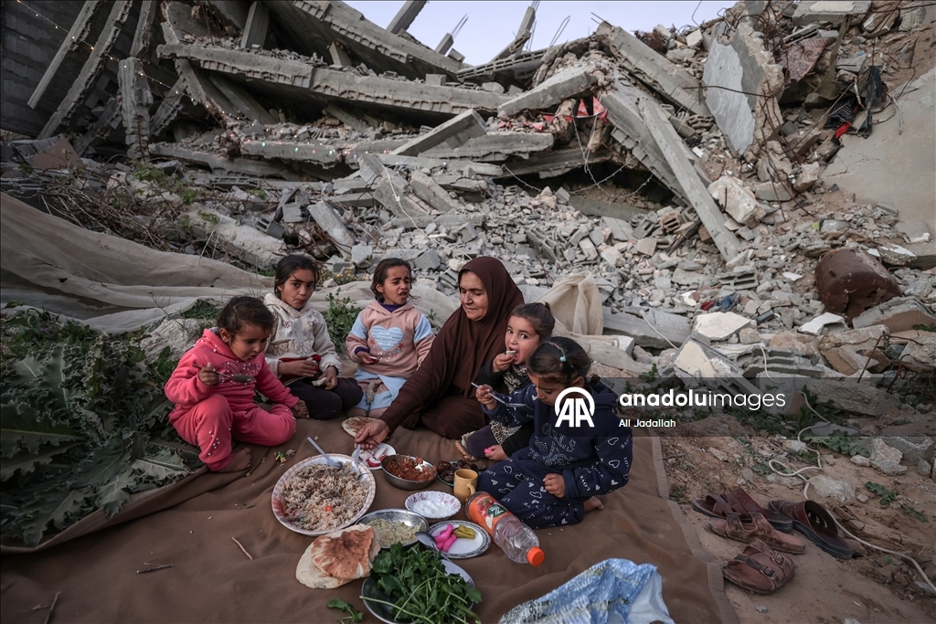 Filistinli aile, ramazanın ilk iftarını yıkılan evinin enkazı üzerinde yaptı