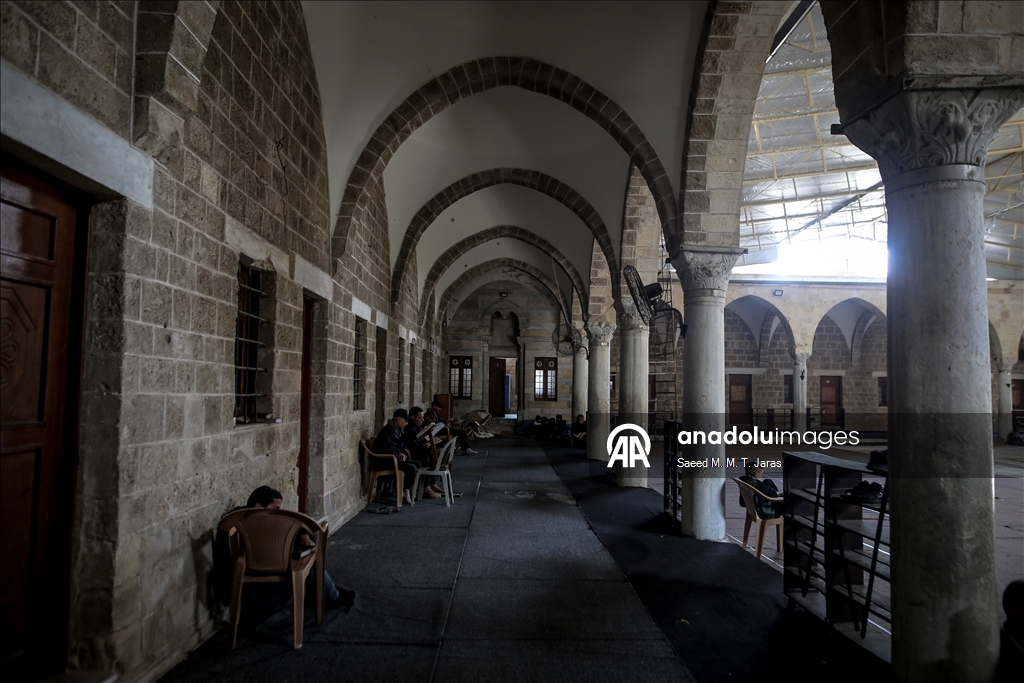 Gazze’de ramazan ayının ilk günü, vatandaşlar camilerde Kur’an-ı Kerim okuyarak geçirdi