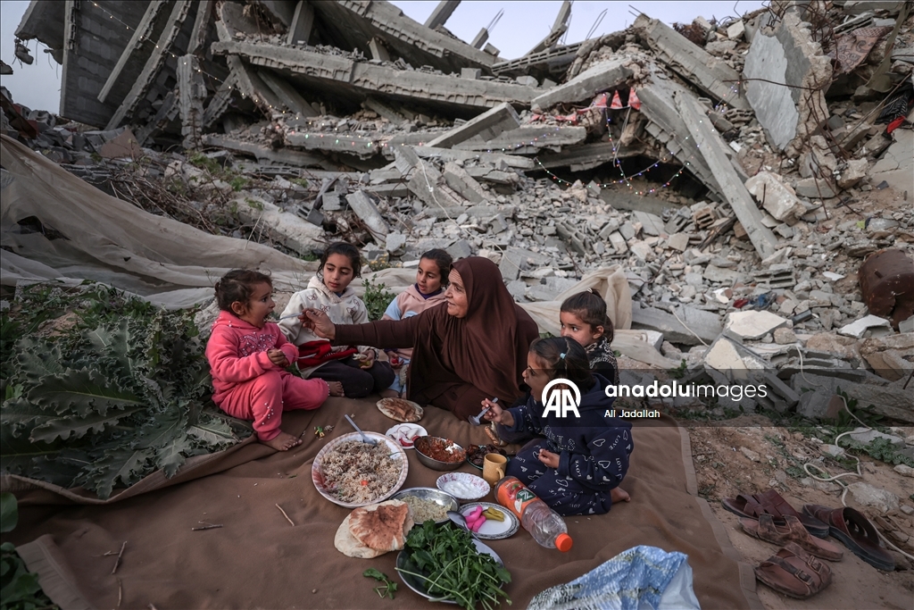 Filistinli aile, ramazanın ilk iftarını yıkılan evinin enkazı üzerinde yaptı