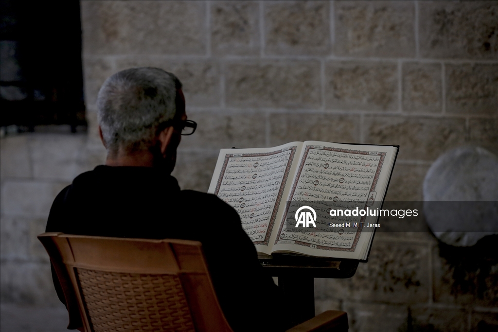 Gazze’de ramazan ayının ilk günü, vatandaşlar camilerde Kur’an-ı Kerim okuyarak geçirdi