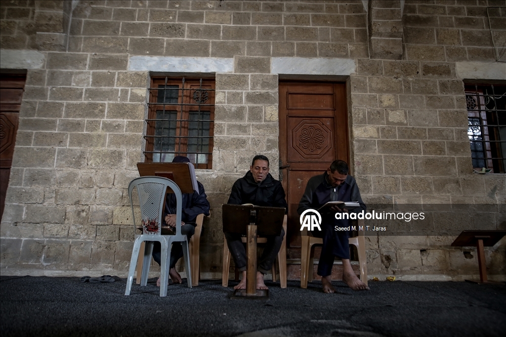 Gazze’de ramazan ayının ilk günü, vatandaşlar camilerde Kur’an-ı Kerim okuyarak geçirdi