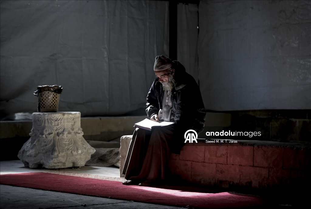 Gazze’de ramazan ayının ilk günü, vatandaşlar camilerde Kur’an-ı Kerim okuyarak geçirdi