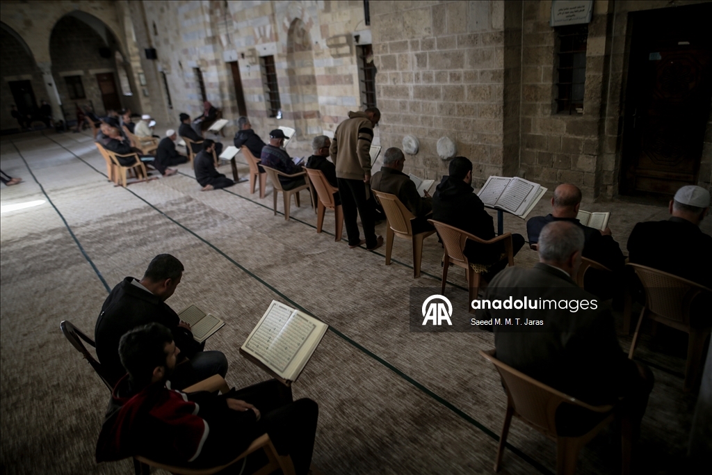 Gazze’de ramazan ayının ilk günü, vatandaşlar camilerde Kur’an-ı Kerim okuyarak geçirdi