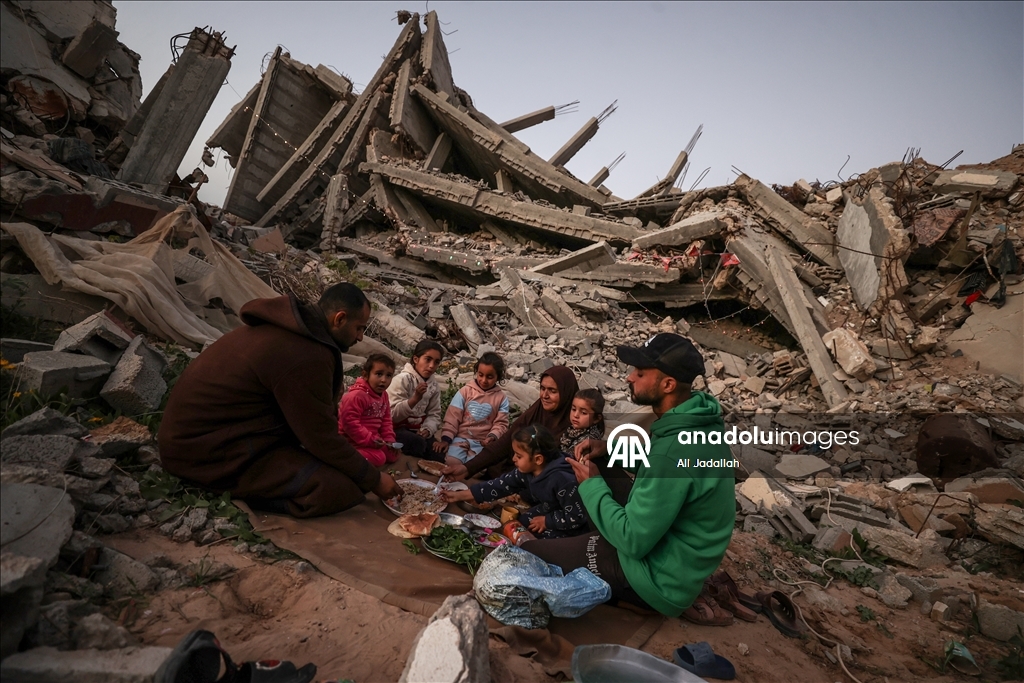 Filistinli aile, ramazanın ilk iftarını yıkılan evinin enkazı üzerinde yaptı