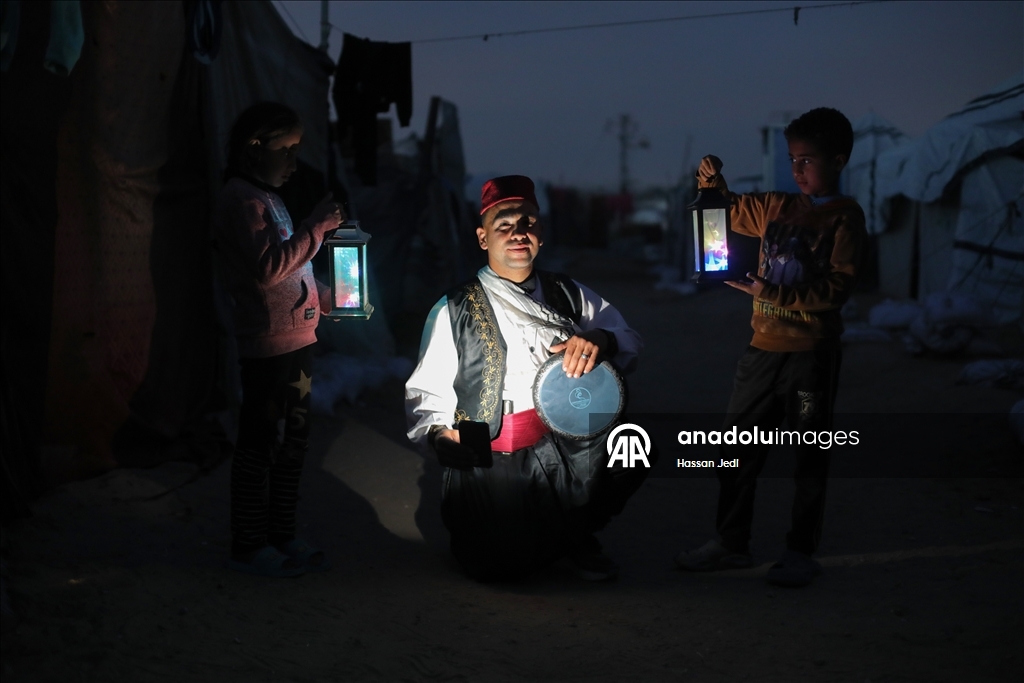 Палестинец дарит детям атмосферу Рамадана