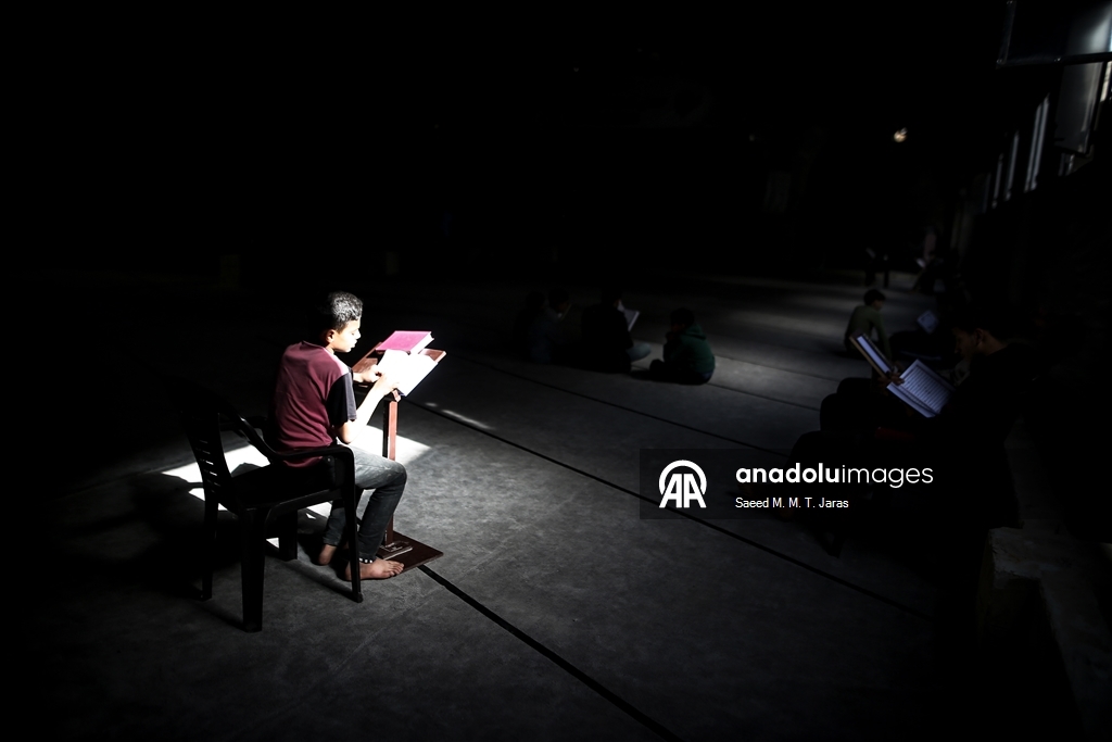 Gazze’de ramazan ayının ilk günü, vatandaşlar camilerde Kur’an-ı Kerim okuyarak geçirdi