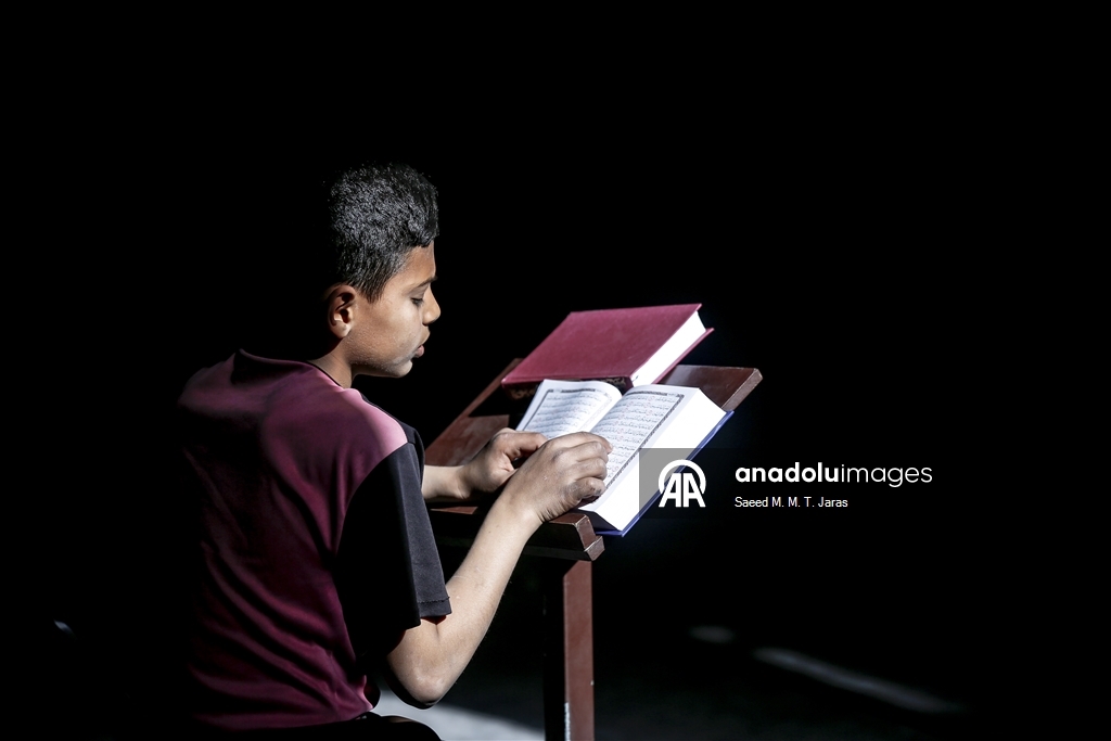 Gazze’de ramazan ayının ilk günü, vatandaşlar camilerde Kur’an-ı Kerim okuyarak geçirdi