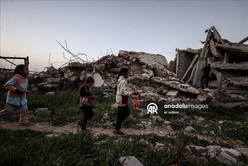 Filistinli aile, ramazanın ilk iftarını yıkılan evinin enkazı üzerinde yaptı