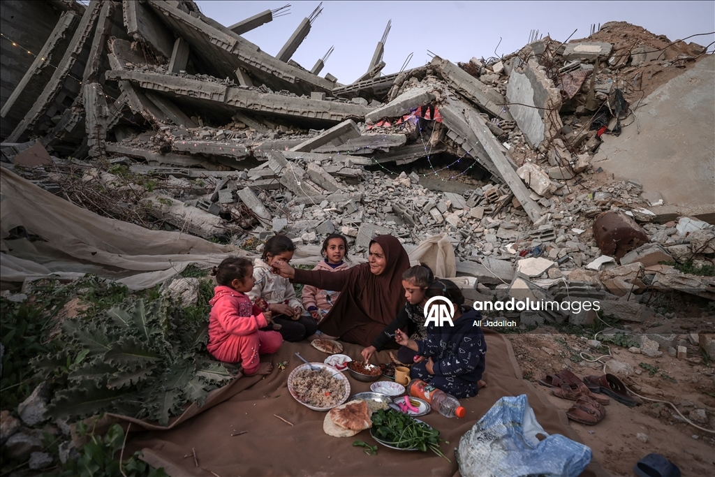 Filistinli aile, ramazanın ilk iftarını yıkılan evinin enkazı üzerinde yaptı