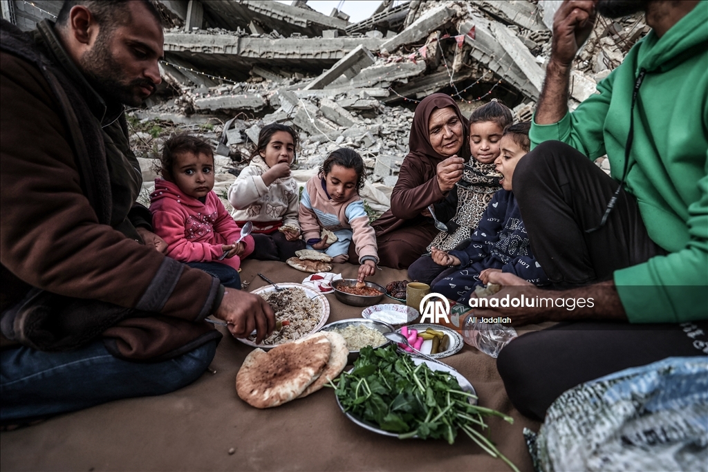 Filistinli aile, ramazanın ilk iftarını yıkılan evinin enkazı üzerinde yaptı