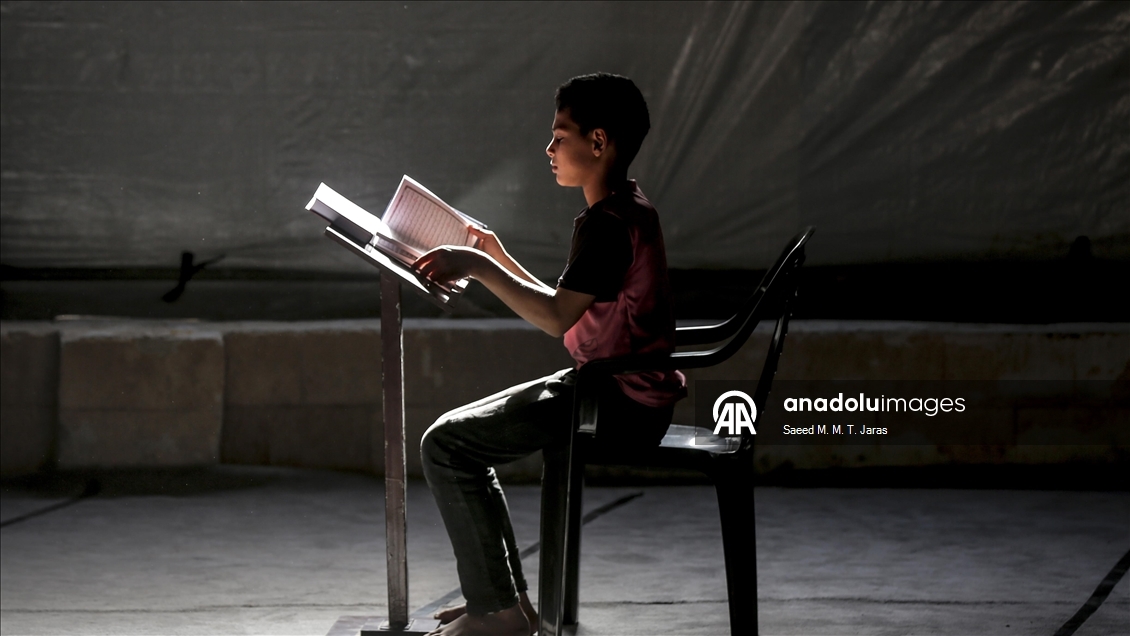 Gazze’de ramazan ayının ilk günü, vatandaşlar camilerde Kur’an-ı Kerim okuyarak geçirdi