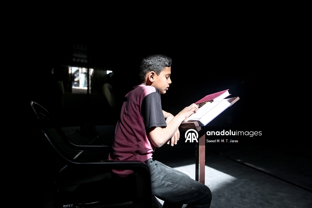 Gazze’de ramazan ayının ilk günü, vatandaşlar camilerde Kur’an-ı Kerim okuyarak geçirdi