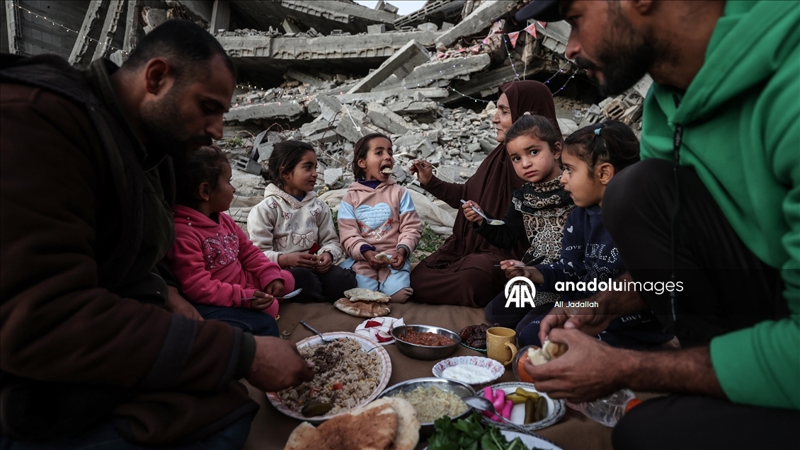 Filistinli aile, ramazanın ilk iftarını yıkılan evinin enkazı üzerinde yaptı