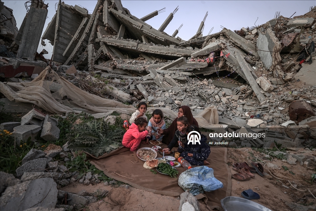 Filistinli aile, ramazanın ilk iftarını yıkılan evinin enkazı üzerinde yaptı