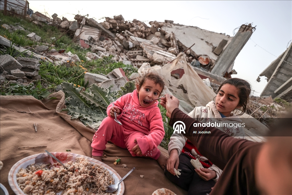 Filistinli aile, ramazanın ilk iftarını yıkılan evinin enkazı üzerinde yaptı