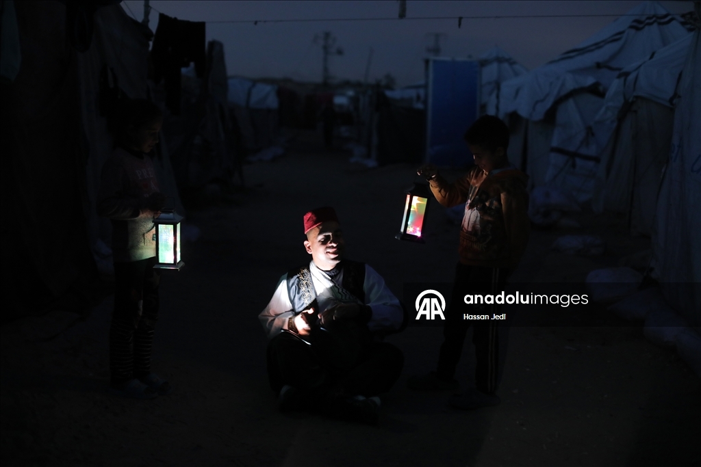 Палестинец дарит детям атмосферу Рамадана