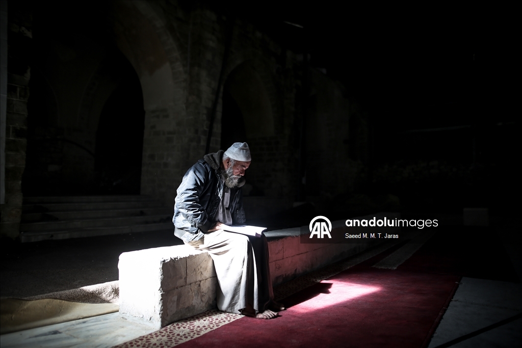 Gazze’de ramazan ayının ilk günü, vatandaşlar camilerde Kur’an-ı Kerim okuyarak geçirdi