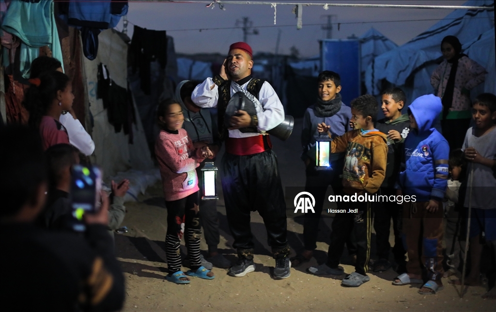 Палестинец дарит детям атмосферу Рамадана