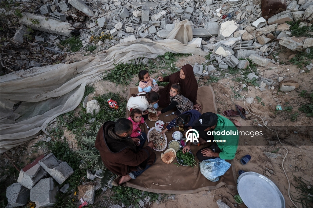 Filistinli aile, ramazanın ilk iftarını yıkılan evinin enkazı üzerinde yaptı