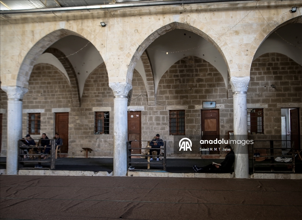 Gazze’de ramazan ayının ilk günü, vatandaşlar camilerde Kur’an-ı Kerim okuyarak geçirdi