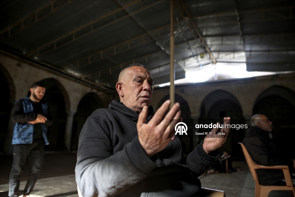 Gazze’de ramazan ayının ilk günü, vatandaşlar camilerde Kur’an-ı Kerim okuyarak geçirdi